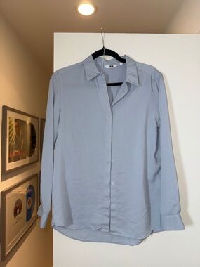 Uniqlo Light Blue Button-Up Shirt size medium